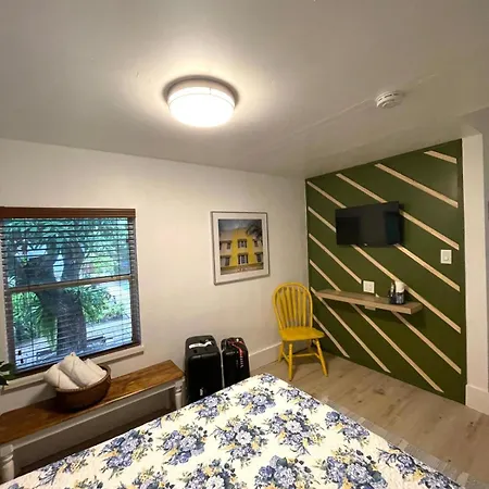 Cozy Room In The Heart Of Little Havana